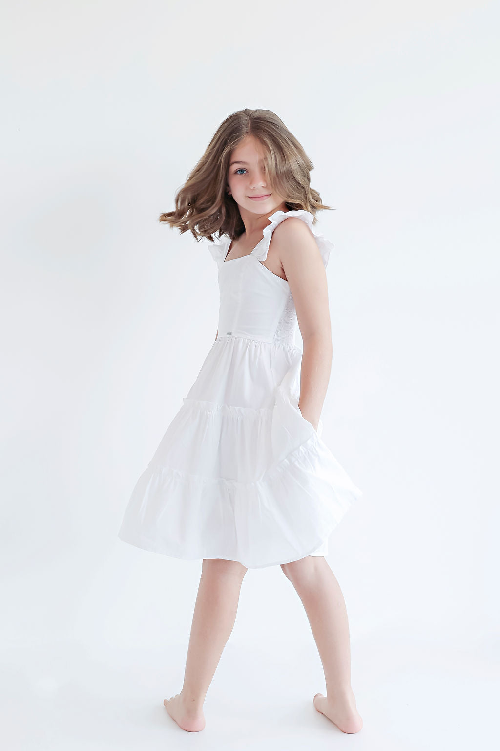 Vestido blanco con mangas para niñas y jóvenes