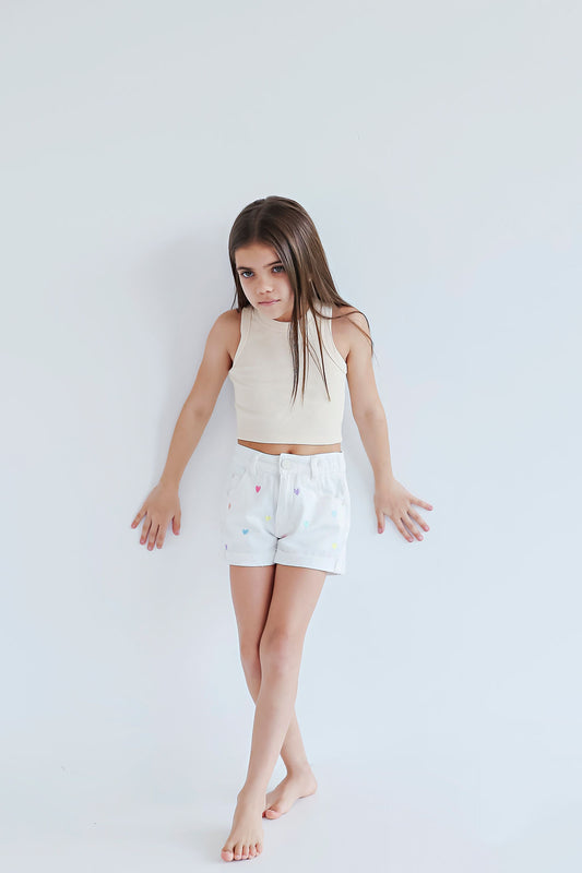 Pantalones cortos de mezclilla blancos para niñas y jóvenes con corazones de colores 