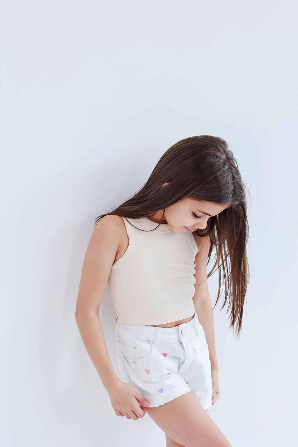 Pantalones cortos de mezclilla blancos para niñas y jóvenes con corazones de colores 